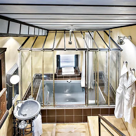 호텔 Cour Des Loges Lyon, A Radisson Collection 5*